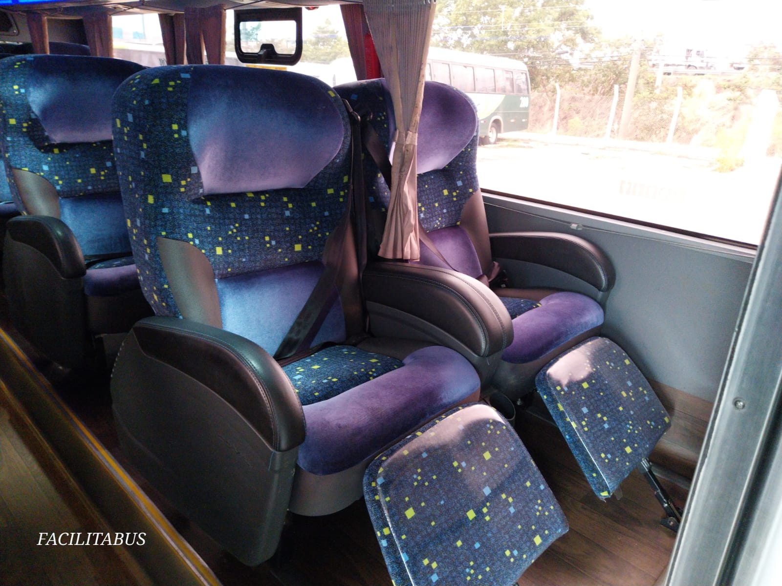 Ônibus Rodoviário Comil Invictus DD - View 3